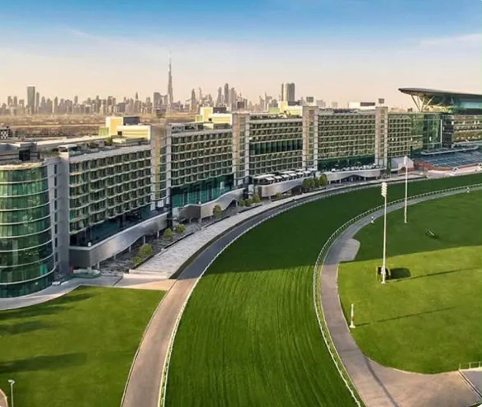 مقر إي إكس إنفست الإمارات في ميدان دبي - منظر جوي لمجمع ميدان