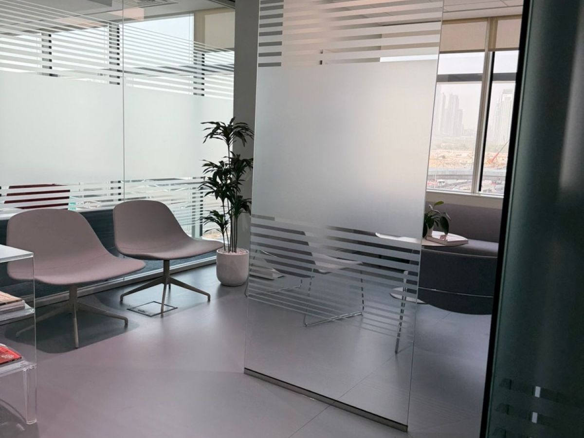 منطقة الاستراحة في مكتب eXinvest of Emirates ببرج Convention Tower في دبي
