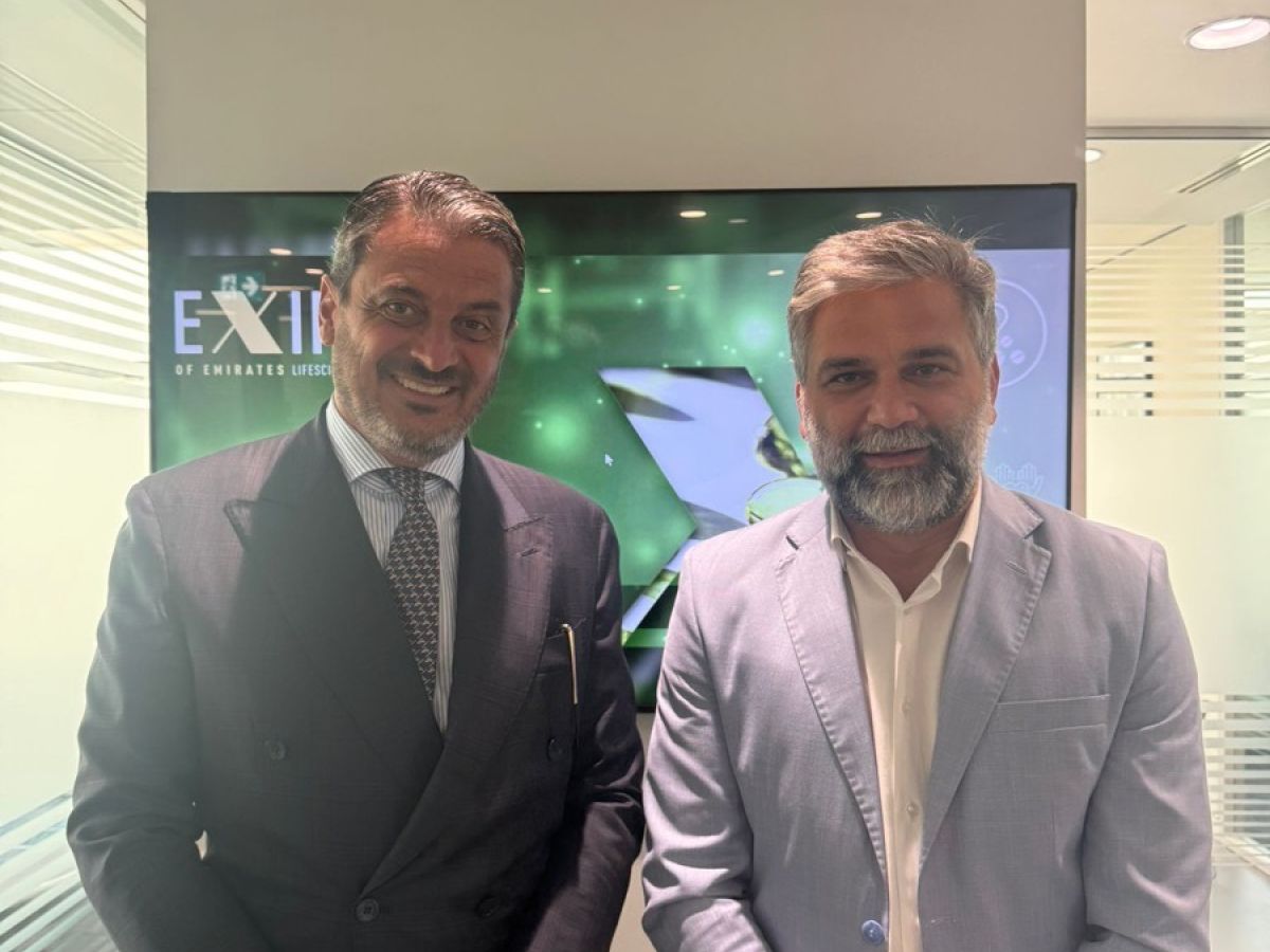 اجتماع في مكتب تمثيل eXinvest of Emirates ببرج Convention Tower، دبي مين لاند